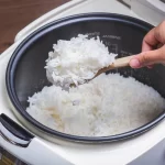 Nồi cơm điện nấu cơm bị khê, “chữa cháy” ngay bằng thứ có sẵn trong bếp