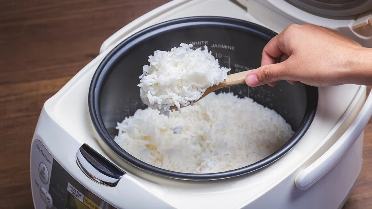 Nồi cơm điện nấu cơm bị khê, “chữa cháy” ngay bằng thứ có sẵn trong bếp